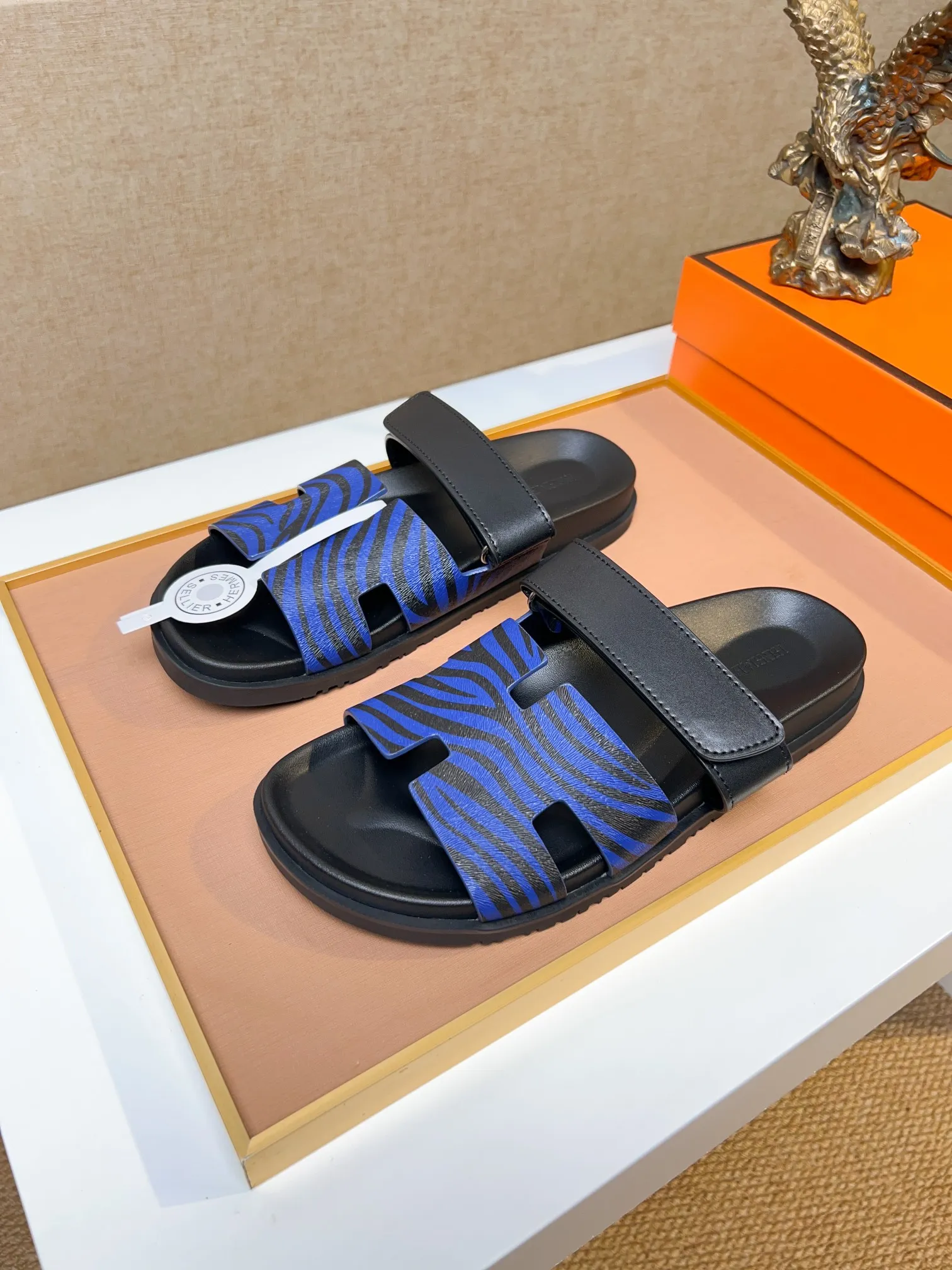 Men's clothing and shoes 💰340 💅💅💅 new arrival. Hermes Hermes official website latest counter synchronized new oran color leather H slippers, the original Paris version flew back to the original model and opened the mold to make it perfectly🍌The highest quality Sincerity, you can enter and leave the counter at will [Deyi] The upper is made of original customized  colored palm prints, crocodile print, ostrich print, colored cow leather, colored cow suede, 🤔 horse hair, 🥳 colored diamonds, 🥰 3D printing, and other genuine leather slippers, imported cow pattern foot pad lining, Italian  latest original genuine leather combination outsole Code number: 38-48 (customized at 46.47.48) Can be made into picture combination sole with genuine leather pattern and ordinary molded outsole